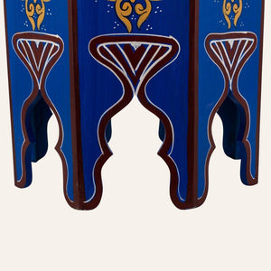 mesa marroquí de madera pintada azul detalle
