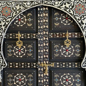 Puerta árabe de madera tallada a mano con hueso