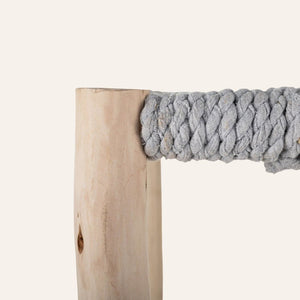 taburete marroquí madera gris detalle