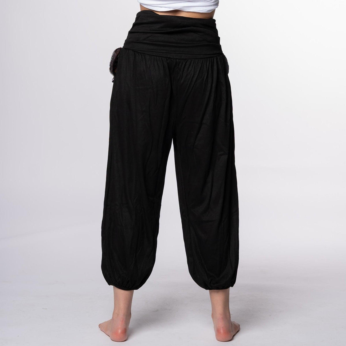 Pantalón bombacho negro con flecos modelo O