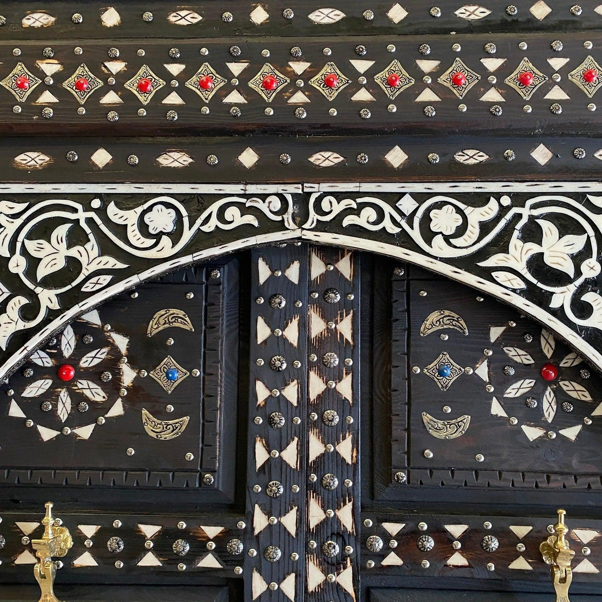 Puerta árabe de madera tallada a mano con hueso