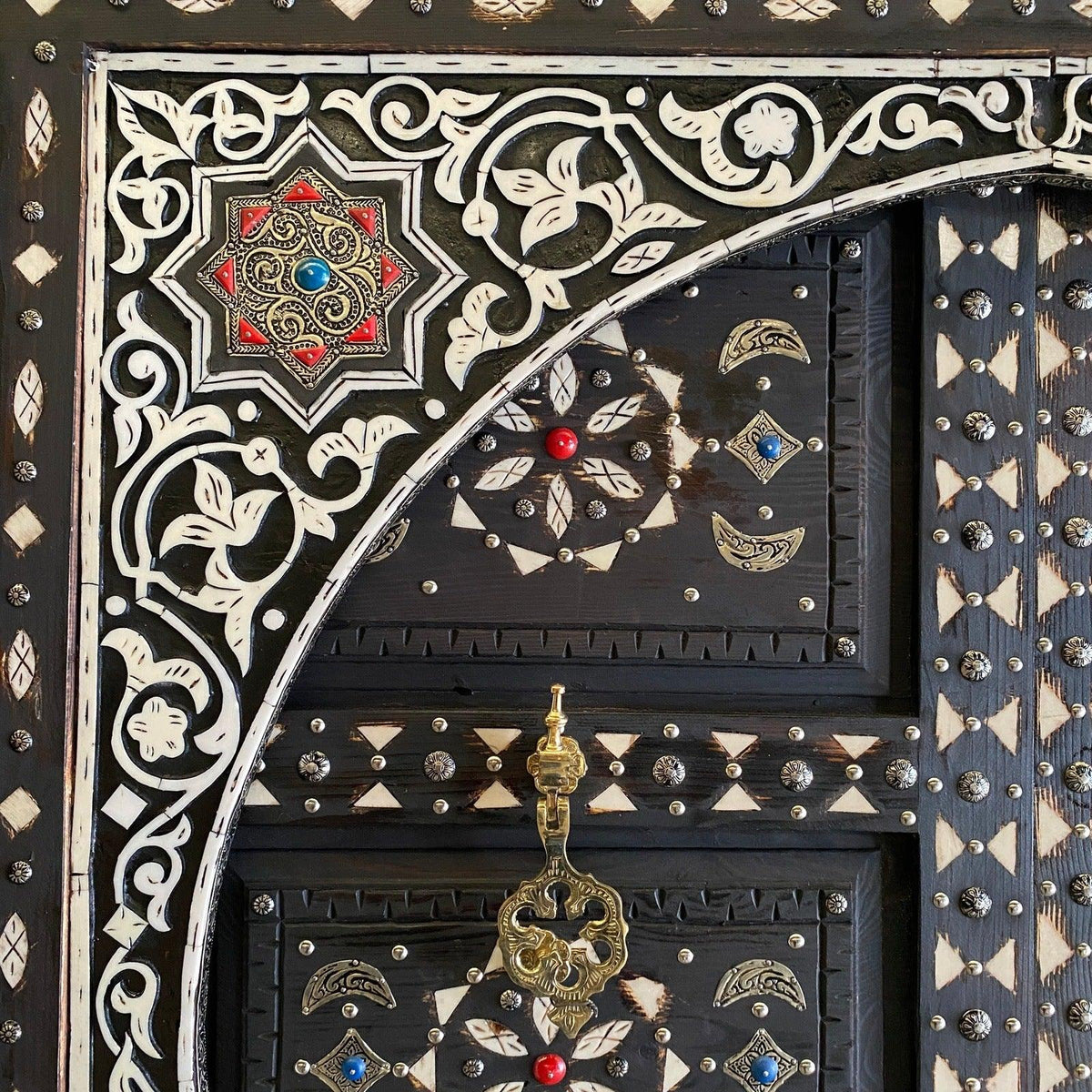 Puerta árabe de madera tallada a mano con hueso