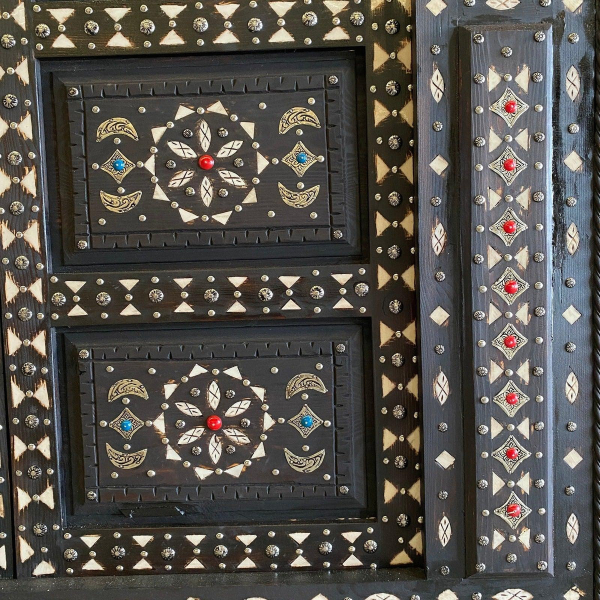 Puerta árabe de madera tallada a mano con hueso