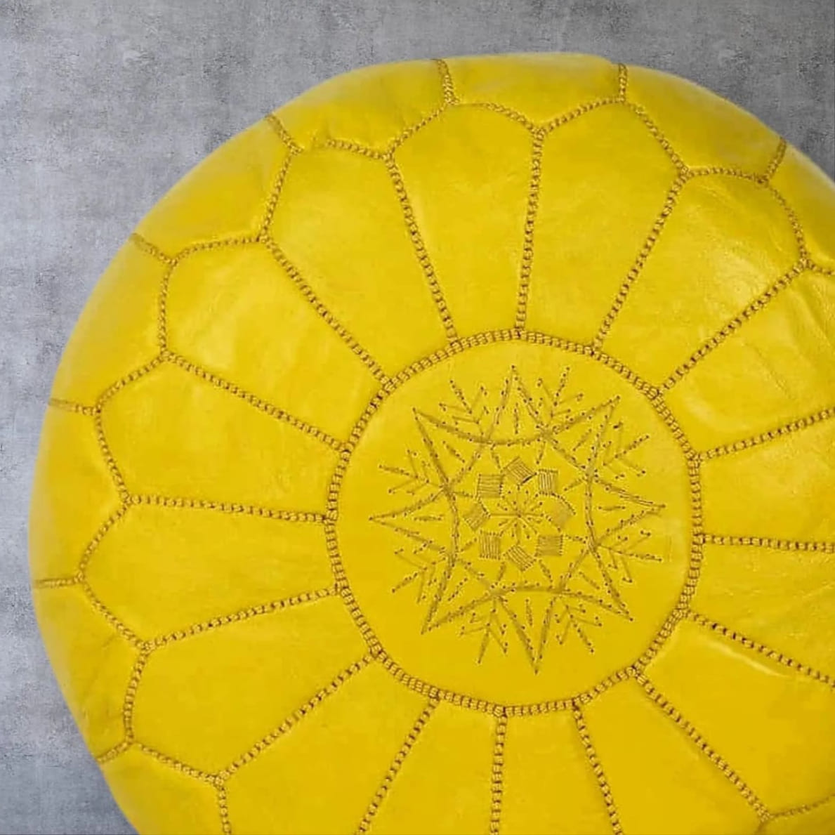 puff amarillo detalle