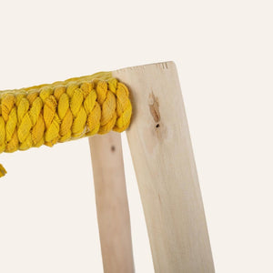 taburete marroquí madera amarillo detalle