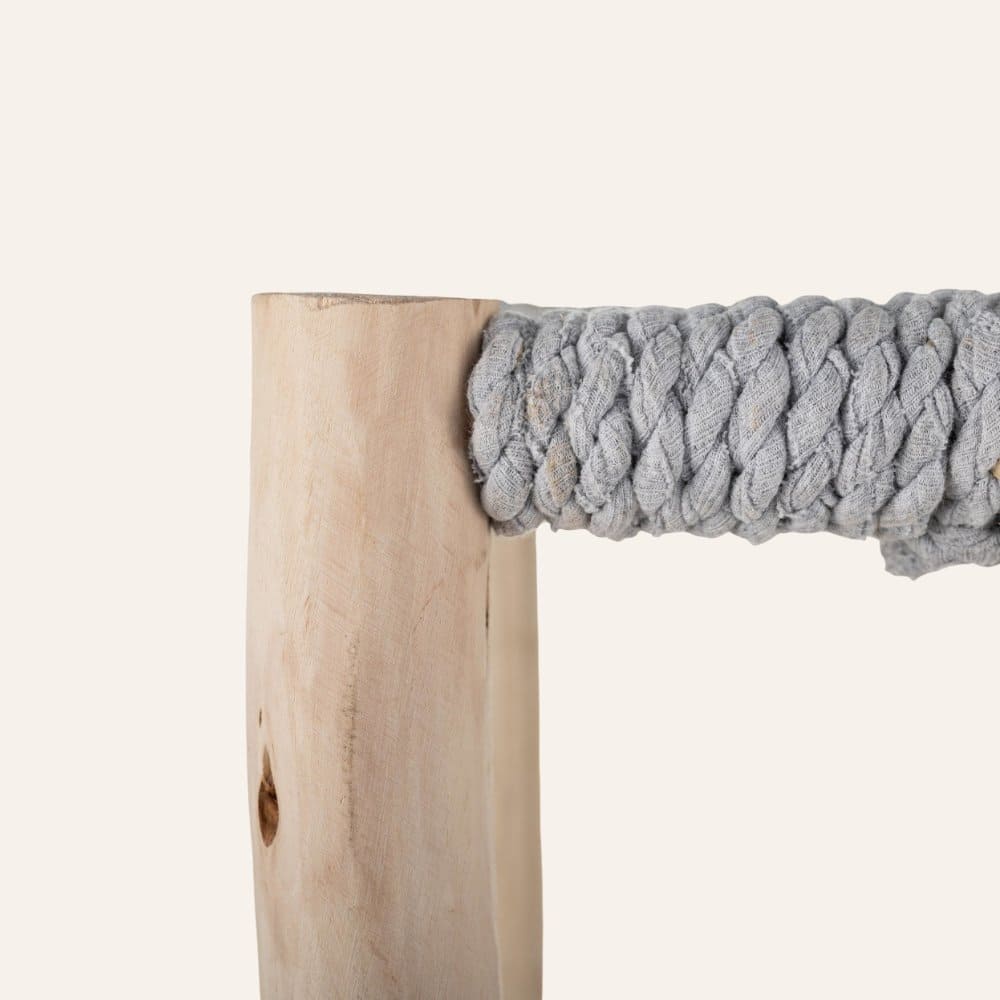 taburete marroquí madera gris detalle